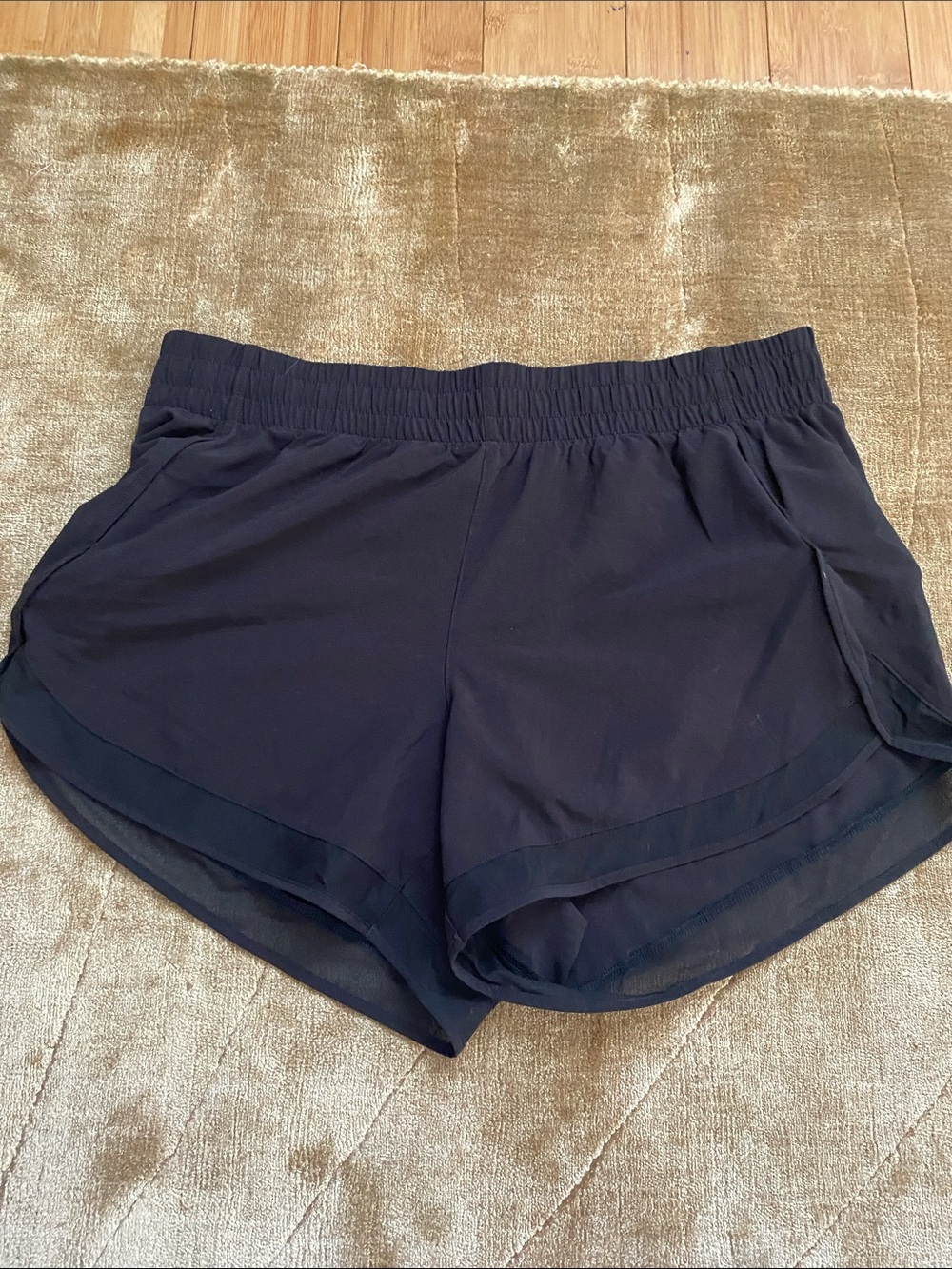 Athleta 4” mesh racer run short - Picture 3 of 5